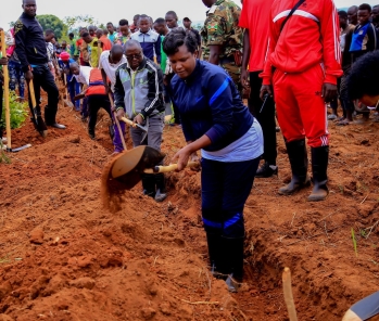 CANKUZO: L’Ombudsman appelle la population de la colline Munzenze en commune Mishiha aux activités de reboisement en plantant chacun un arbre cohabitant avec les plantes